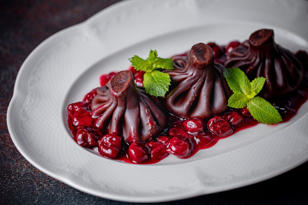 Фото: Шоколадные хинкали с вишней в ресторане «Ткемали»