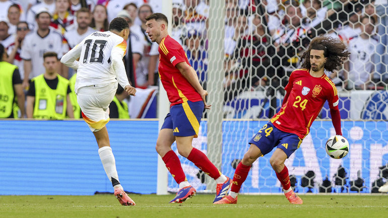    Марк Кукурелья сыграл рукой после удара Джамала Мусиалы. Global Look Press