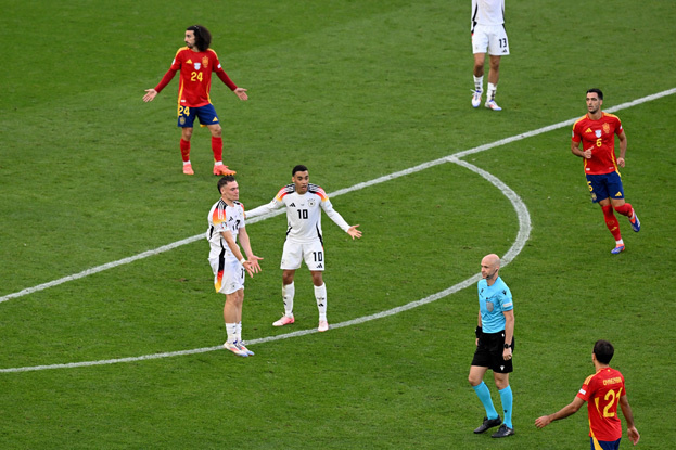    Энтони Тейлор не назначил пенальти после спорного эпизода в матче Евро Германия — Испания. Global Look Press