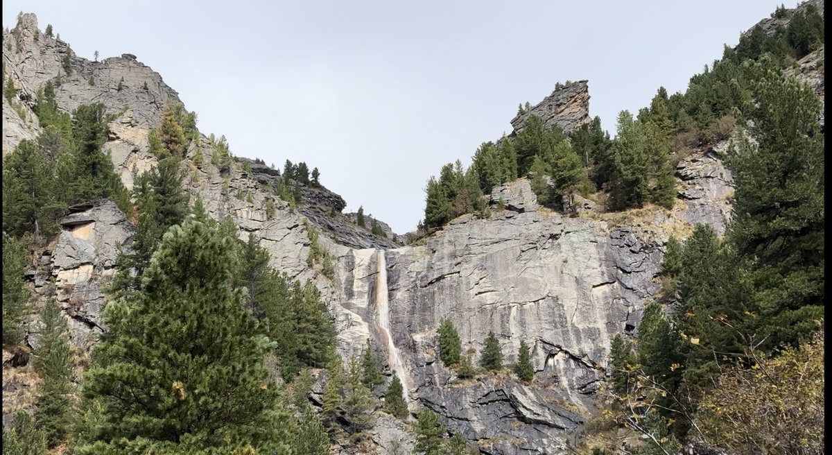 Начало 200 метрового водопада