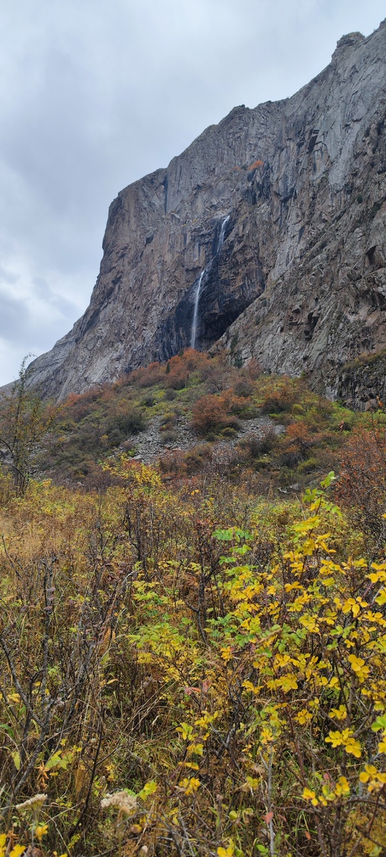Интернет утверждает, что это один из самых высоких водопадов в Тянь-Шане и самый высокий в северной Киргизии 