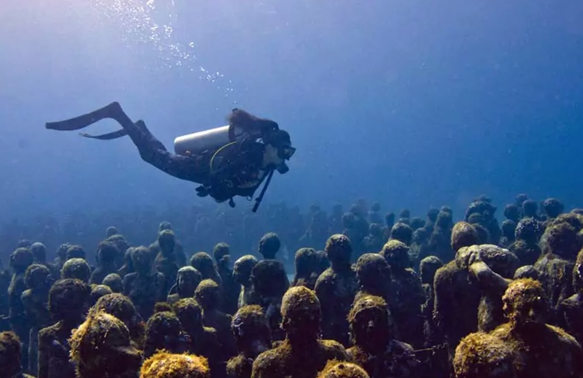    Аквалангист в подводном музее «Муза». Источник изображения: matadornetwork.com