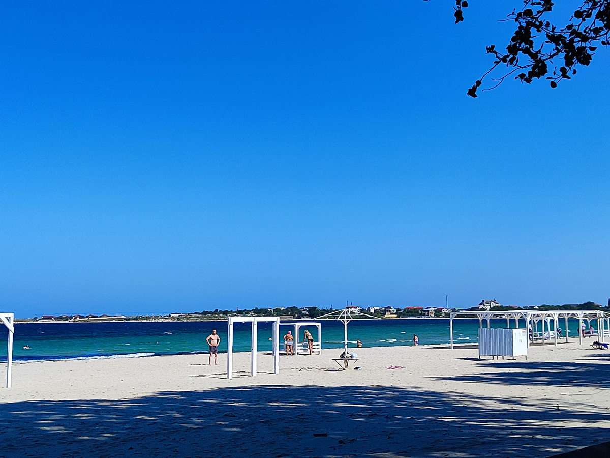 на центральном пляже в Черноморском