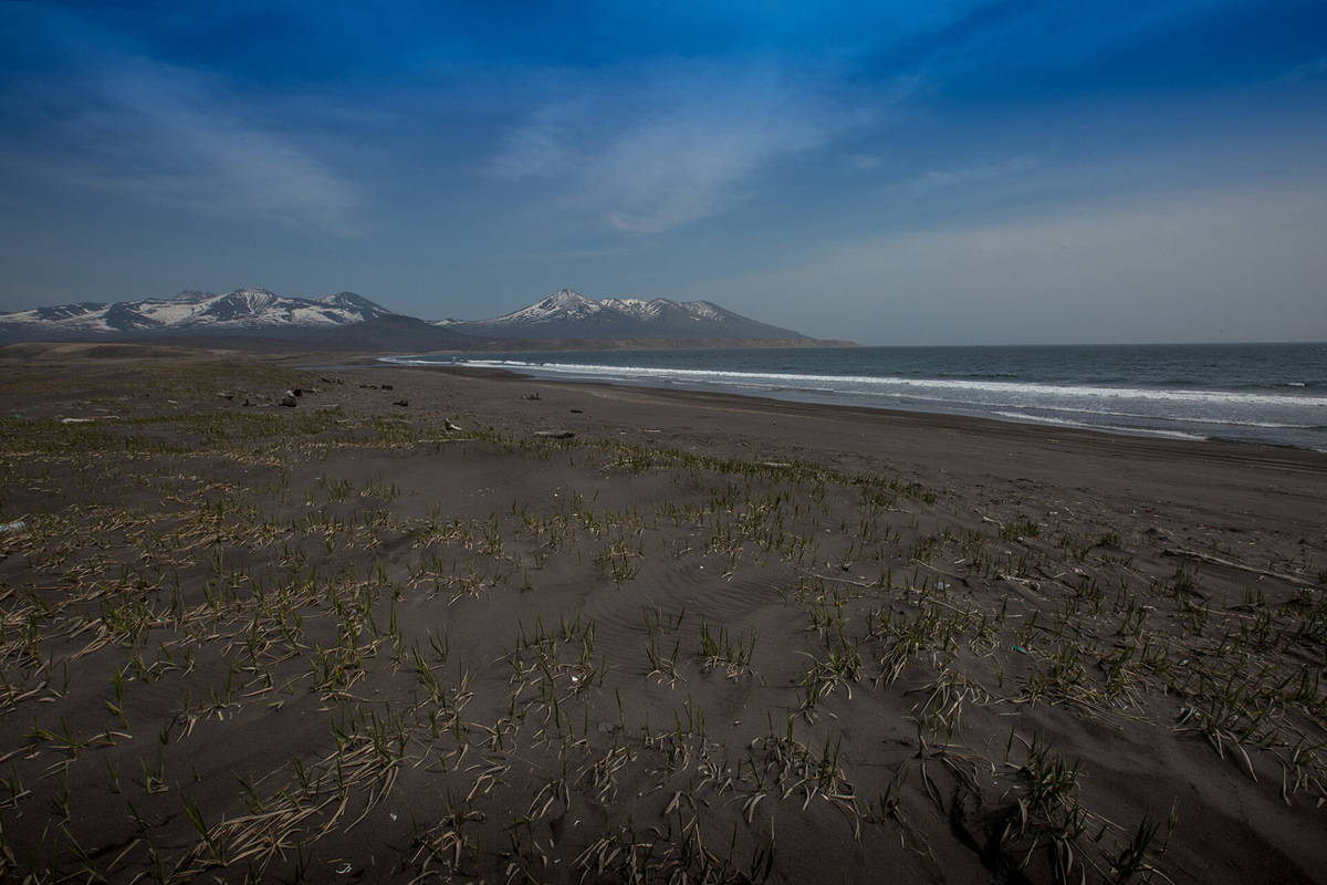 Песок здесь не обычный, а титаномагнетитовый. В его составе много магнитного железняка. А это значит, что он липнет к магниту. Обязательно возьмите с собой камень и поэкспериментируйте. Фото: Khakhaev Vladimir / Wikimedia
