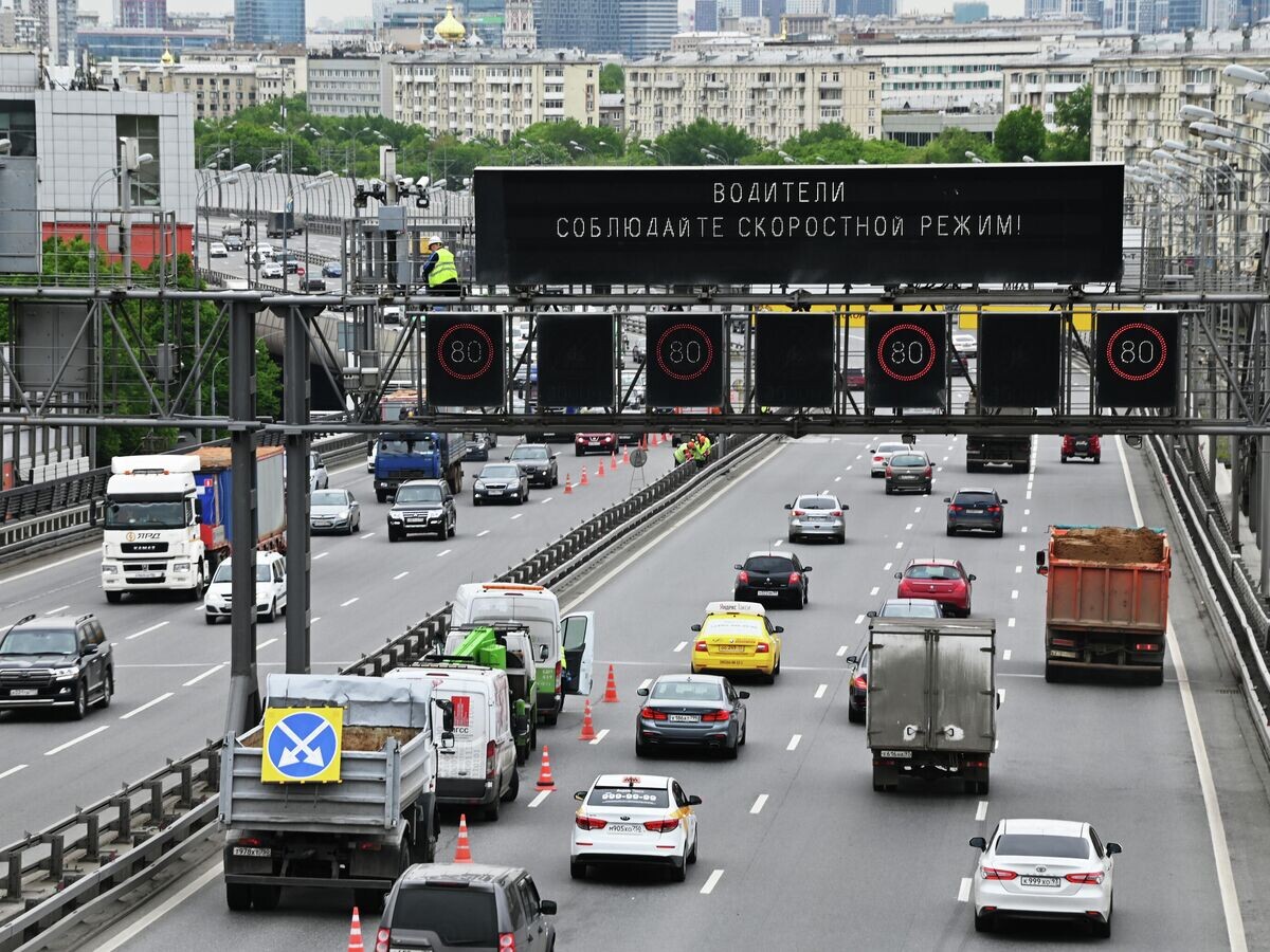    Предупреждение о соблюдении скоростного режима над дорогой в Москве© РИА Новости / Владимир Баранов