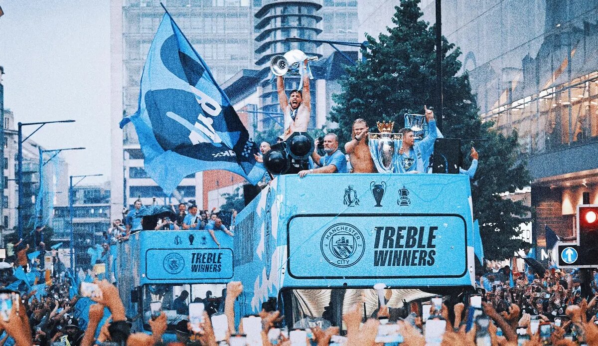 Манчестер Сити празднует завоевание требла на улицах города