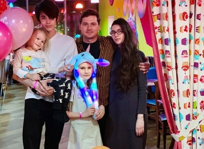 КП (Александр Пашков со всеми своими детьми)