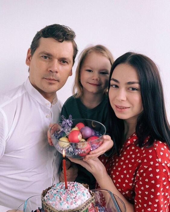 КП (Александр Пашков и Карина Романюк с дочкой Варварой) 