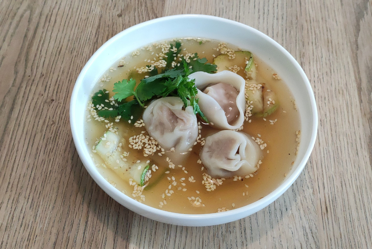 Куриный бульон с вонтонами и кунжутом