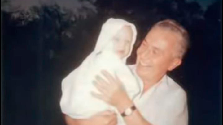 ФОТО: 1960 ГОД — ДЕДУШКА-ТАНКИСТ ДЕРЖИТ НА РУКАХ НЕДАВНО РОДИВШЕГОСЯ РАССЕЛА. ФОТО ПРЕДОСТАВЛЕНО ЛЮДМИЛОЙ БЕНТЛИ