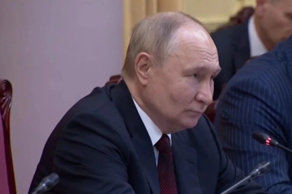    Путин поручил рассмотреть увеличение выплаты по программе «Земский учитель»