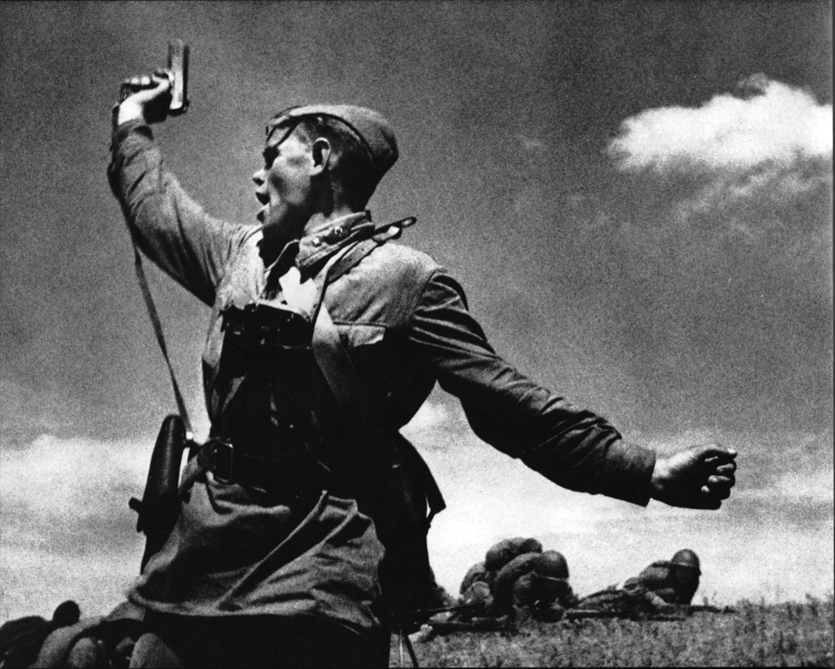 Младший политрук Алексей Еременко ведет солдат в атаку. Июль 1942 года