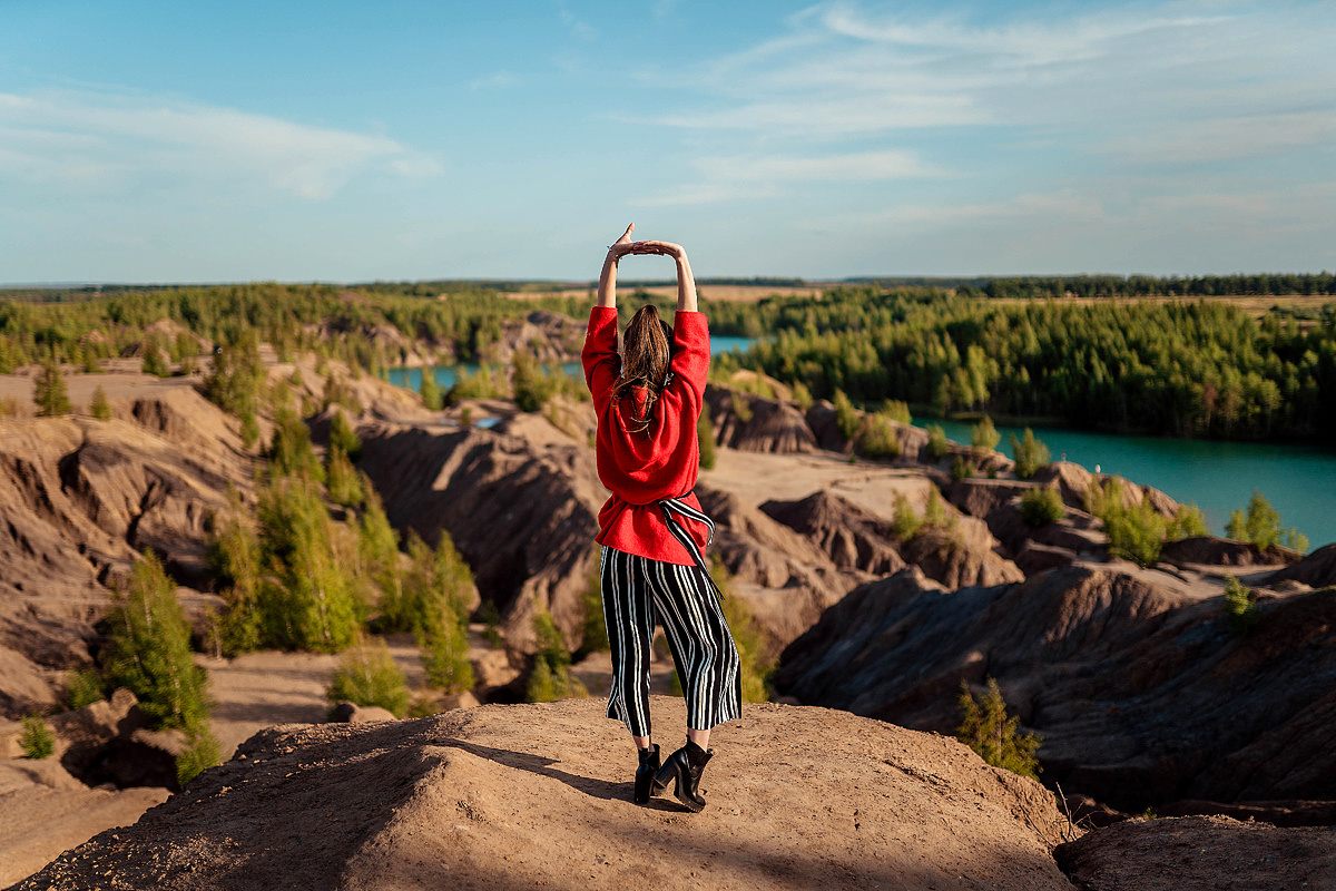 Источник: https://ru.freepik.com/premium-photo/rear-view-woman-standing-rock-against-sky_130289793.htm#fromView=search&page=1&position=11&uuid=9e1249ea-4c73-432f-b7df-3cedf94652f9&query=%D0%BF%D1%83%D1%82%D0%B5%D1%88%D0%B5%D1%81%D1%82%D0%B2%D0%B8%D0%B5+%D1%81%D0%BE%D0%BB%D0%BE