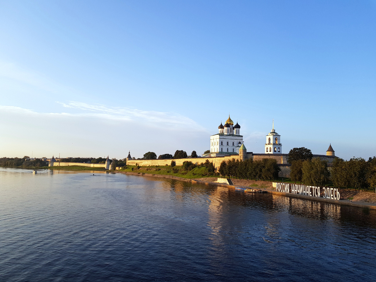 Вечерний кремль с Ольгинского моста. Рекламный слоган вместе с ансамблем кремля вмещается в один кадр именно здесь.