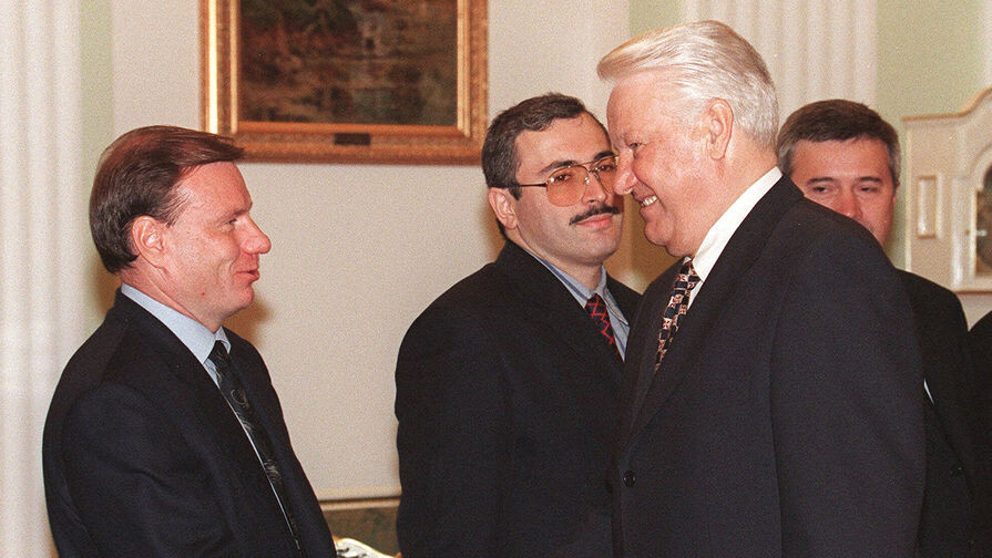 Михаил Ходорковский(в очках) с Борисом Ельциным. Источник фото: Getty Images.
