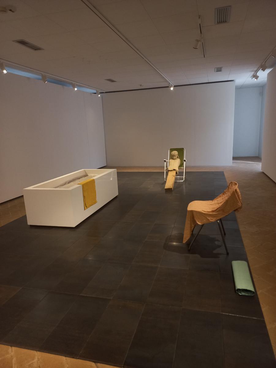 Это называется "Изолированная ванная комната/Композиция из четырех цветов". Наверное, что-то в этом есть, но не для меня.