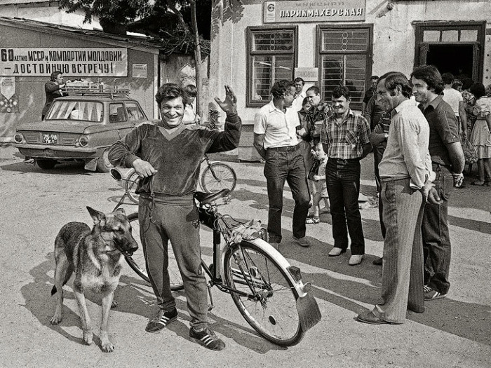 Источник фото: https://pikabu.ru/story/redkie_fotografii_vremen_sssr_kak_zhili_sovetskie_lyudi_10697504?ysclid=m1fg1tyvym942153772