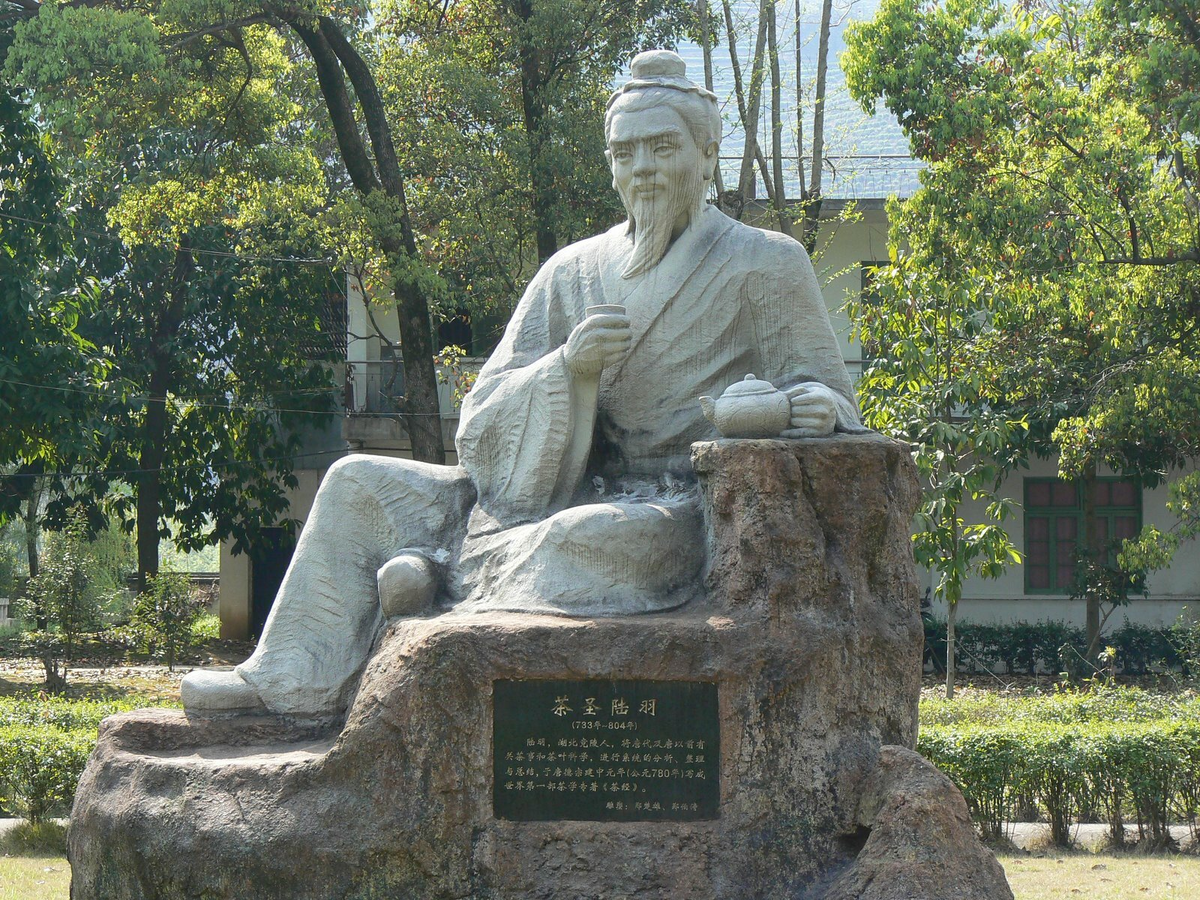 Памятник Лу Юю в Китае.