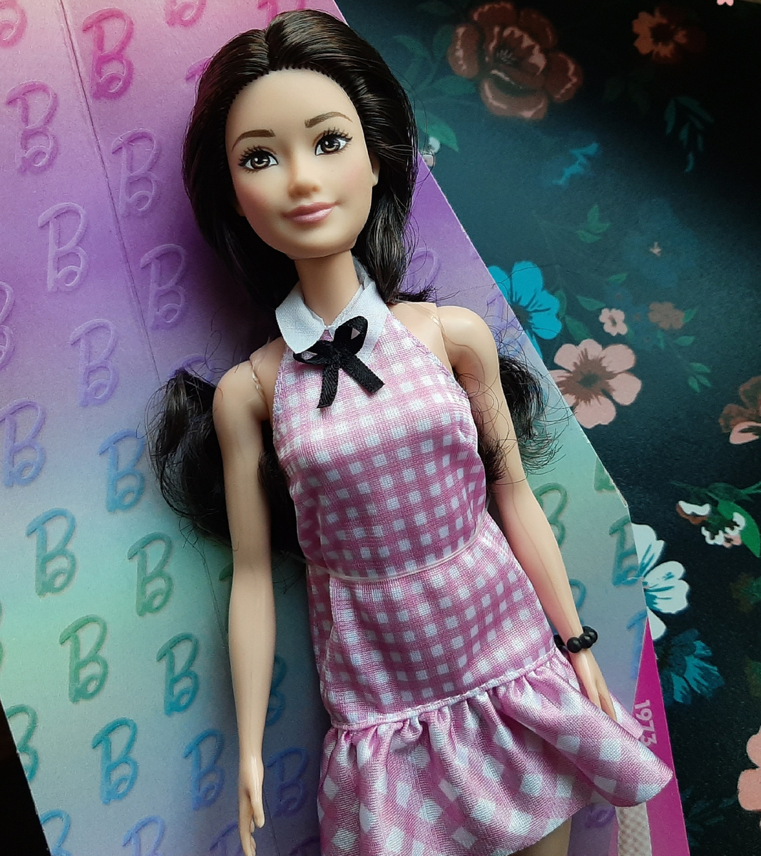 Барби Fashionistas 224, живые фото куклы, скинтон, сравнение с другими фэшионистками. На кого пересадить? Аутфит, волосы, цена, аксессуары и макияж. 