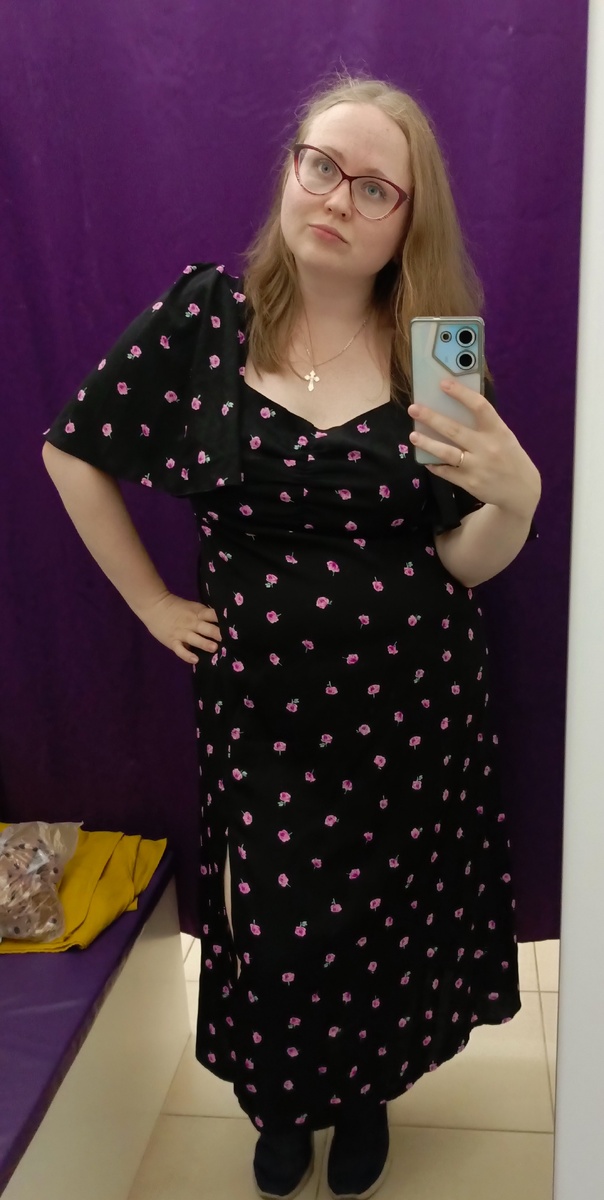 Многие из знакомых сказали, что мне это платье идёт. Но на самом деле это просто удачный ракурс. Село на меня оно далеко неидеально.