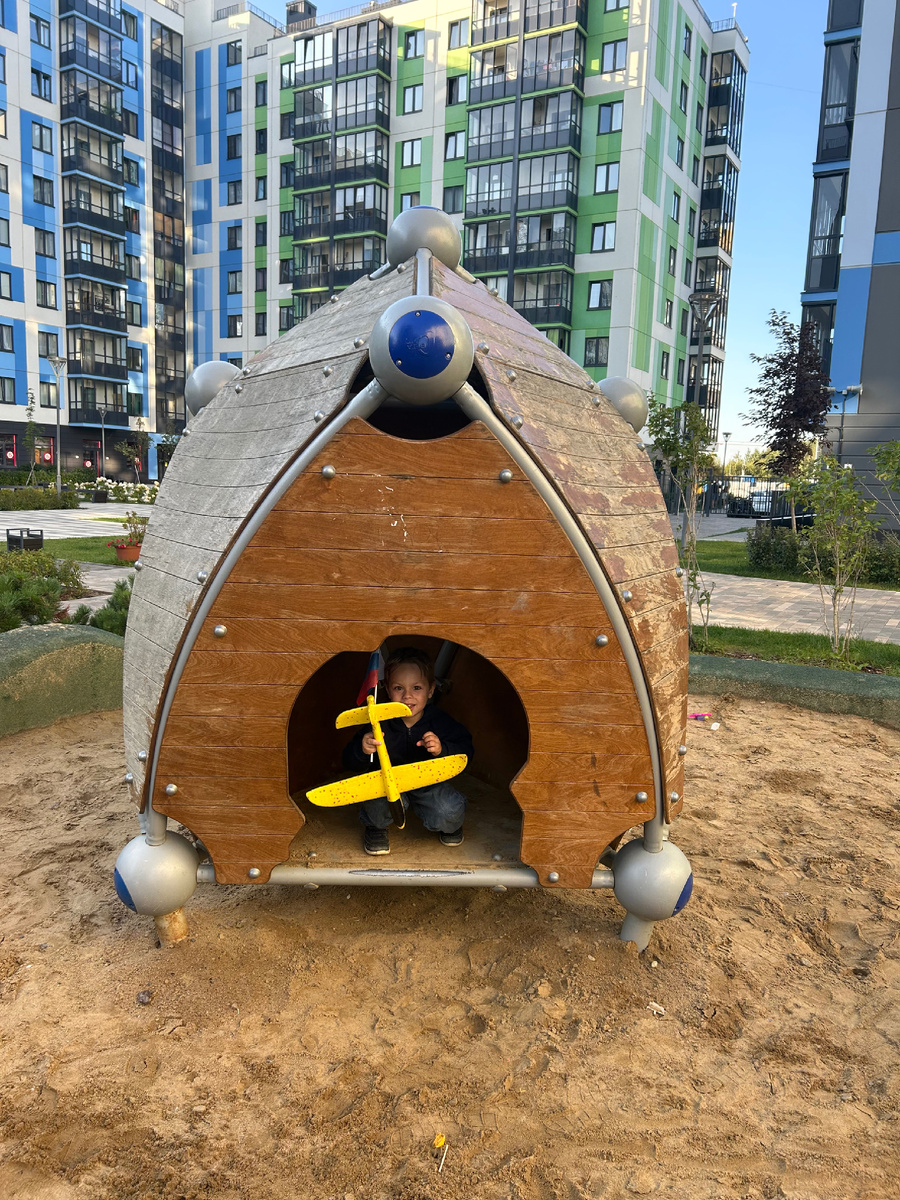 Вот такая площадка, кстати больше похожа на немецкую, с песком и деревом, но эта на мой взгляд-исключение, так как она была единственная у нас в районе. 