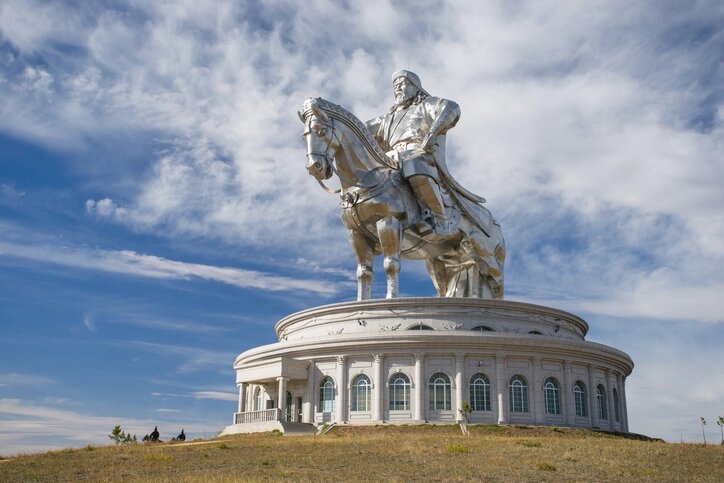    Статуя Чингисхана в Цонжин-Болдоге. Крупнейший из памятников Чингисхану в Монголии и крупнейшая конная статуя в мире. Фото: istockphoto.com