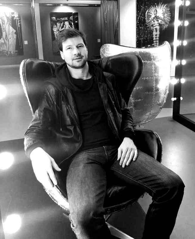 Моё ЭГО сидит в кресле).