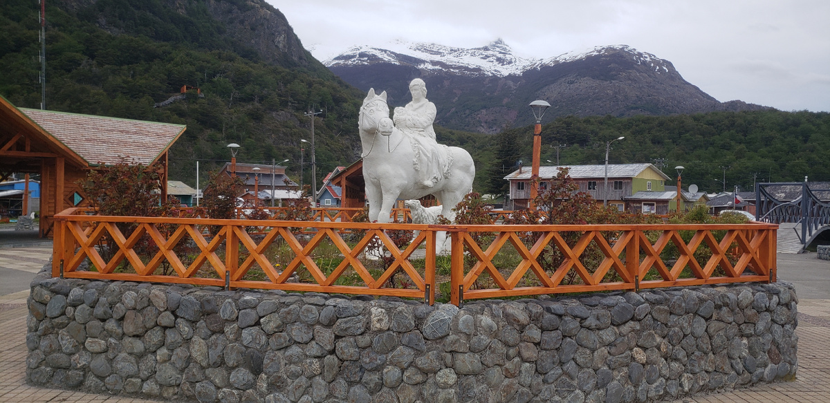 Памятник в центре 