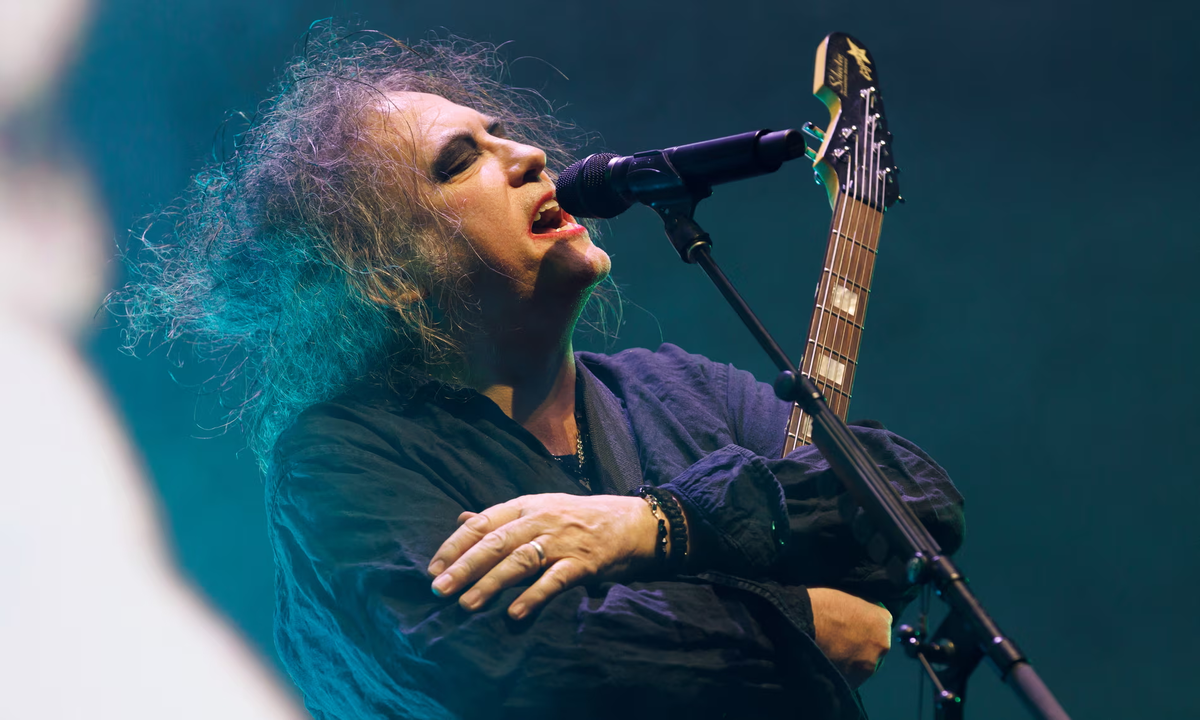 Роберт Смит из группы The Cure выступает на арене Уэмбли в 2022 году. Фото: Бурак Чинги/Redferns