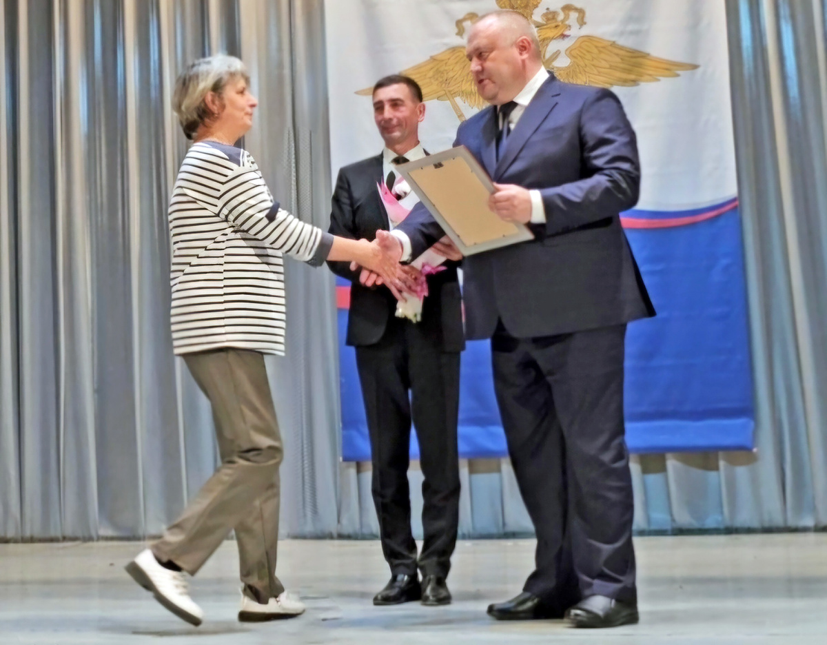 Благодарственное письмо губернатора Красноярского края Михаила Котюкова за воспитание сына, участника СВО, Ольге Николаевне Марченко вручает глава Богучанского района Алексей Медведев