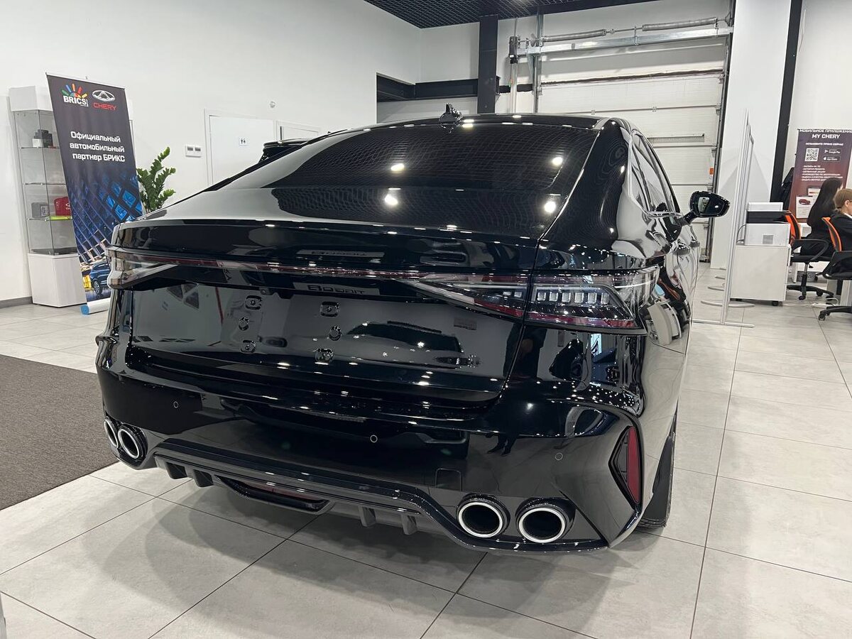 Зашли в салон Черри, никто даже не подумал подойти (вон сидят)