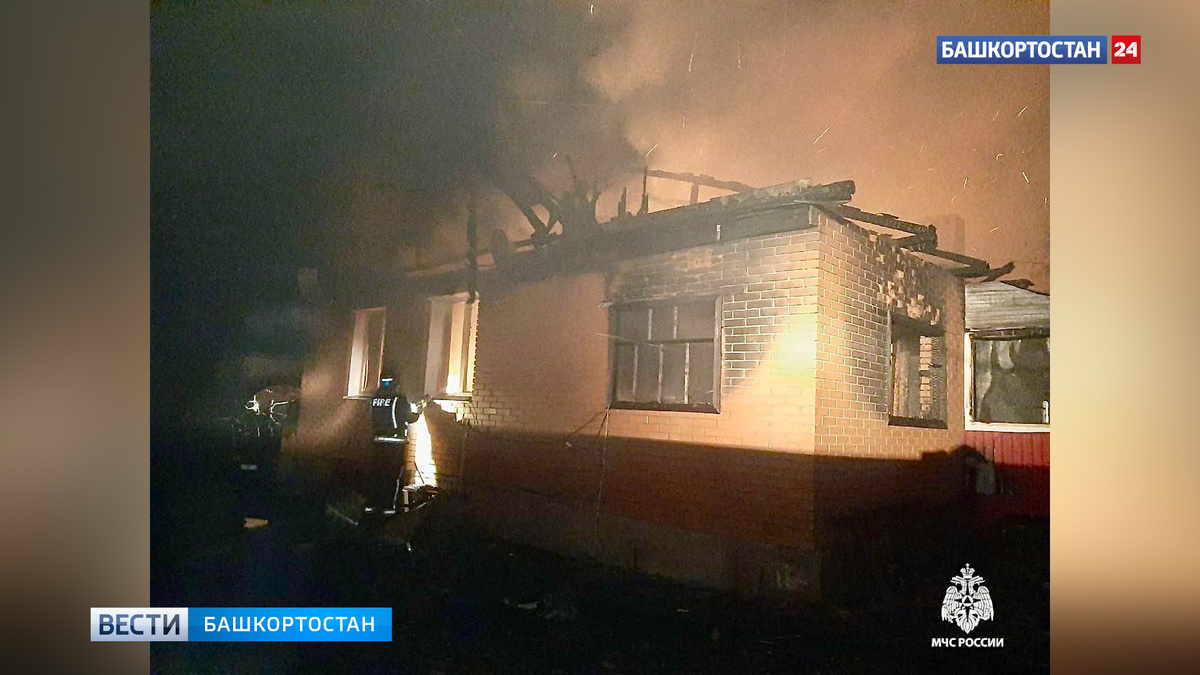    Крупный пожар в Уфимском районе: в селе Юматово огонь уничтожил три дома, гараж и два автомобиля