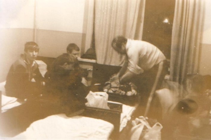 Здесь Шеф с пацанами в комнате в Ташкенте