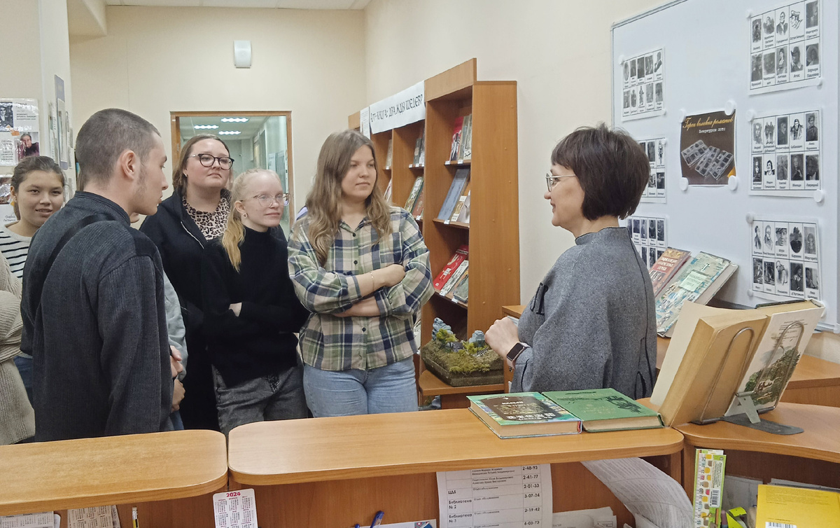 Заведующая библиотекой № 6 Марина Боброва проводит на абонементе экскурсию для студентов - будущих педагогов
