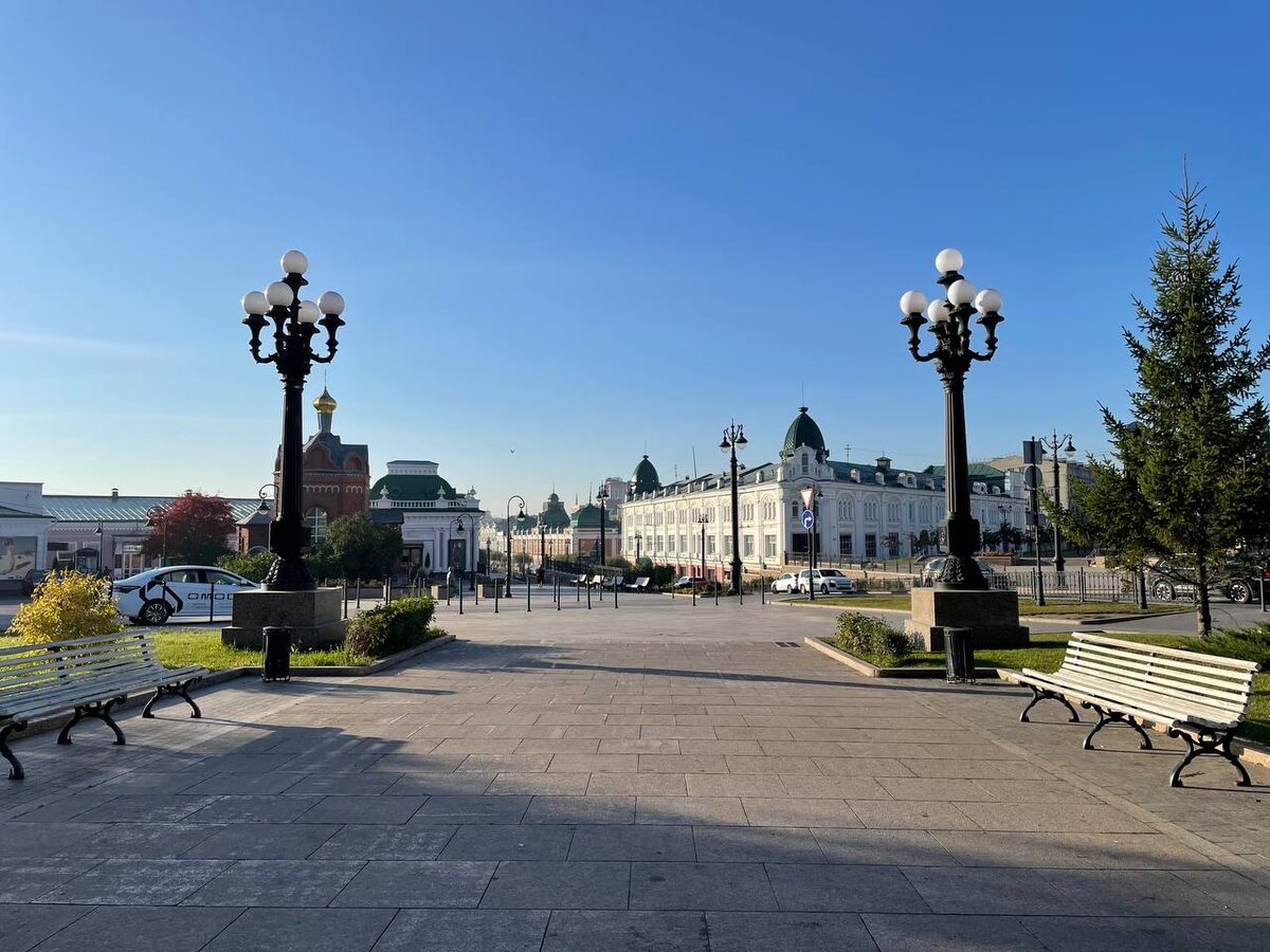 Вид из сквера на город