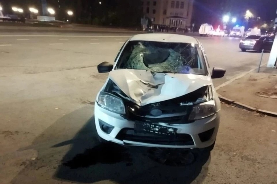    Удар от столкновения был такой силы, что кузов машины сильно пострадал. Фото очевидцев.