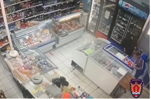 Фото: скриншот видео от СК региона. Многодетная мать покупает те самые пельмени