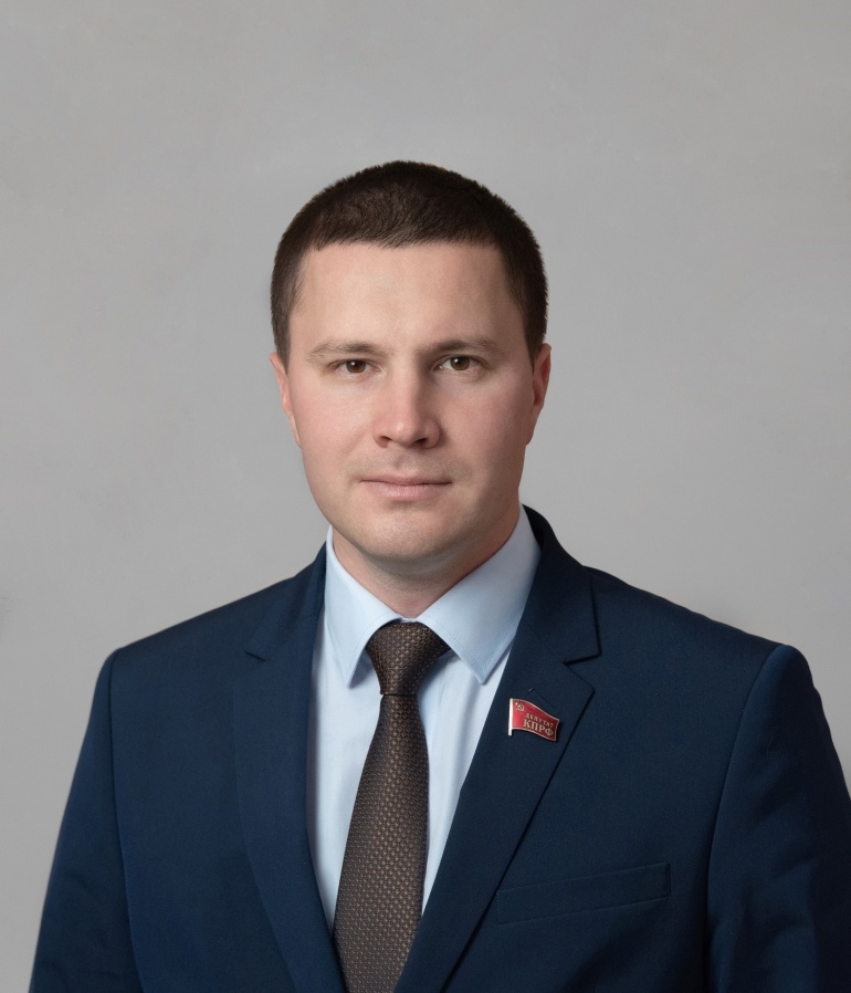 — В прошлый раз речь шла о моем участии в комиссии по выделению субсидий, в этот раз — по особо-значимым инвестиционным проектам. Они увидели в этом коррупционный подтекст и личную заинтересованность. Знаю, что этот вопрос обсуждался вчера утром на комиссии у Моргачева. Сам я там не участвовал, подробностей пока не знаю, документов у меня нет. Думаю, что все станет понятно в среду на заседании ЗСО. Если даже они примут такое решение, я буду судиться. Считаю это неправомерным. Советовался с юристами. Они говорят: есть с чем спорить.