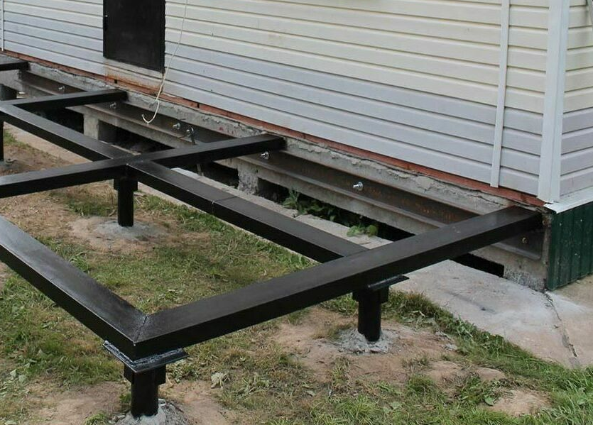 Свайный фундамент для модульного крыльца. Фотография из свободных источников