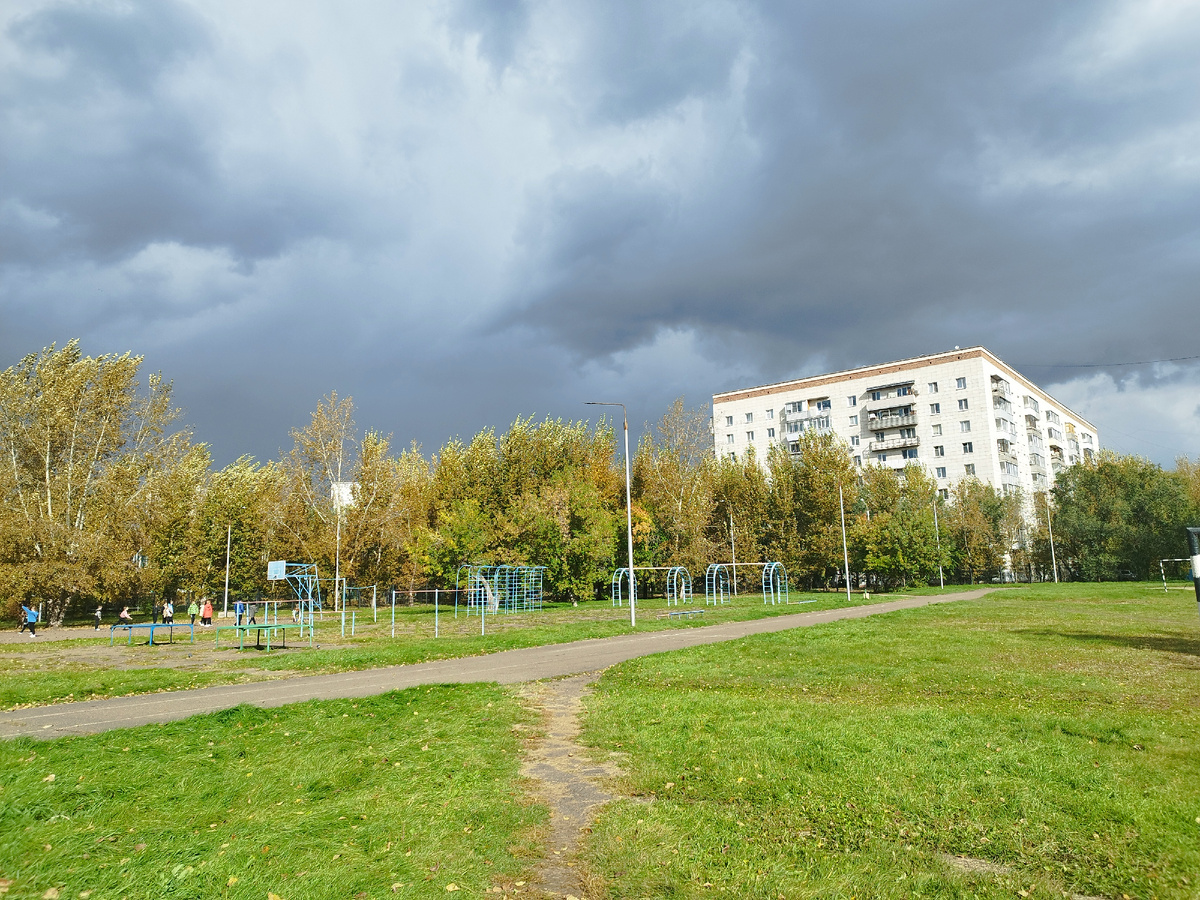 В Красноярске время года сегодня - лето, переходящее в зиму. 