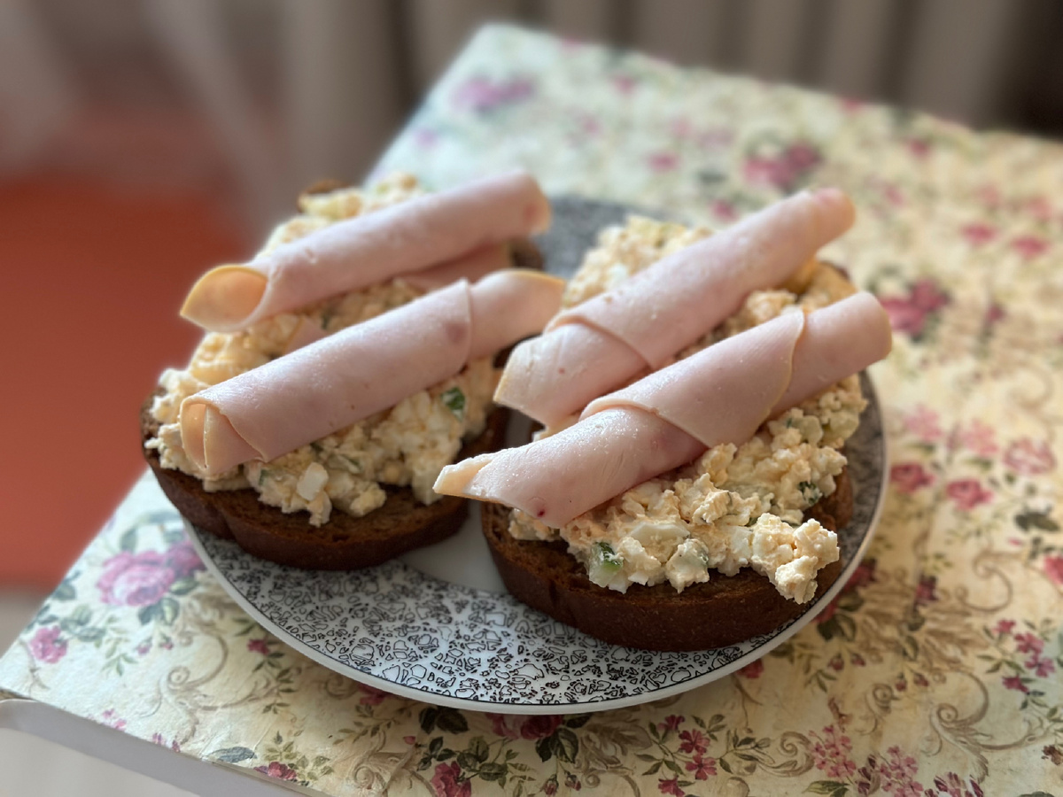 Бутерброды с яйцом, творожным сыром, огурчиком и ветчиной из индейки