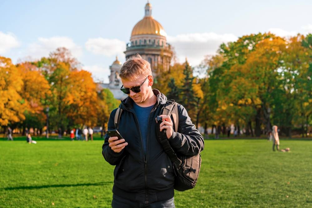 Октябрь – прогулка в окрестностях Исаакиевского собора в окружении золотого ореола осенней листвы