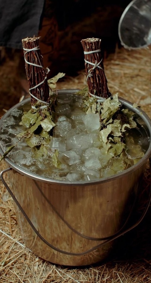 Баня полезна при переохлаждении, в период выздоровления или при лёгких симптомах простуды. 
▫Горячий пар увлажняет и прогревает дыхательные пути, разжижает мокроту. При добавлении в воду эфирных масел, лекарственных растений пар производит эффект ингаляции.

▫ Потоотделение способствует выведению из организма токсинов и продуктов распада.

▫Тепловое воздействие стимулирует защитные силы организма. Под воздействием высокой температуры окружающей среды организм начинает активнее вырабатывать лейкоциты, которые борются с посторонними вирусами и бактериями.

▫Расслабляющее действие тепла, мягкое парение вениками, контраст горячего и холодного снимают напряжение.

❗Если хотите, чтобы баня для здоровья приносила максимум пользы, планируйте банные процедуры с учётом своего здоровья.