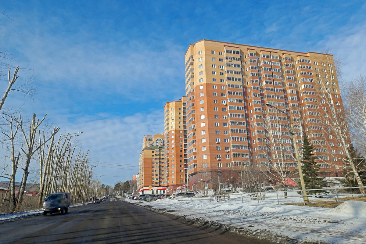     Этот выезд из города ведет не только на Плодово-ягодную и «пугачевские» дачи, но и в активно застраиваемые новые районы на западе Красноярска