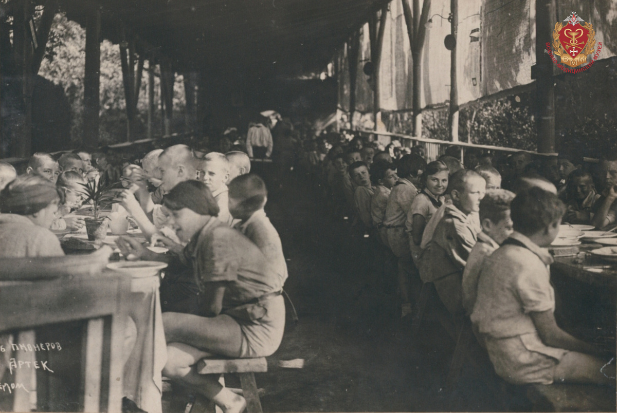 Фотография из альбома с названием на английском языке «USSR. Sanatorium-camp. memor Z.P. Solowiev «Artek Crimea.1931» [СССР. Лагерь-санаторий «Артек», Крым. 1931] 