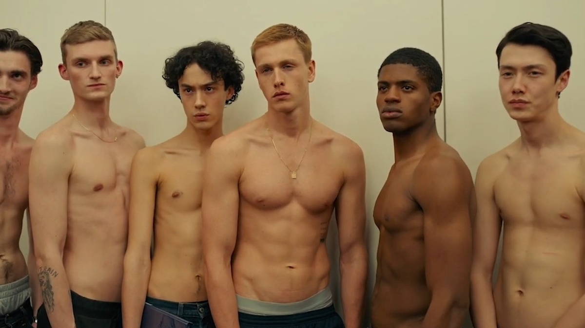 Голос за кадром просит моделей показать "взгляд Баленсиаги", а затем H&M. Холодный взгляд и дружелюбная атмосфера в первом и втором случае. Целиком ролик доступен тут https://www.youtube.com/watch?v=XJeYXR2hFyM