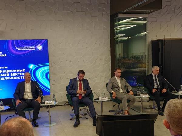 На фо­то (сле­ва нап­ра­во): ге­нераль­ный ди­рек­тор ООО "Геос­кан Мос­ква" Па­вел Сте­панов, пред­се­датель кон­суль­та­тив­но­го со­вета АО "Эко­либ­ри" Алек­сей Ро­гозин, ге­нераль­ный ди­рек­тор АО "ГЛО­НАСС" Алек­сей Рай­ке­вич, ге­нераль­ный ди­рек­тор АО "Го­сударс­твен­ная тран­спортная ли­зин­го­вая ком­па­ния" (ГТЛК) Ев­ге­ний Дит­рих