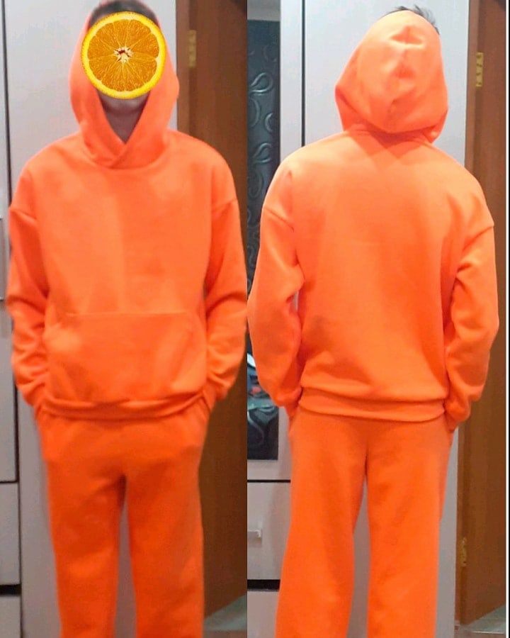 Это старший сын захотел костюм цвета бешенный апельсин.