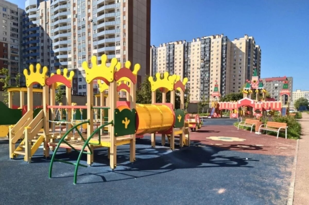    Двое подростков подстрелили школьницу на детской площадке в Петербурге