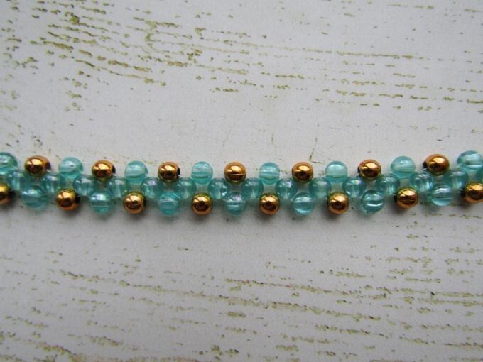 Простая цепочка из бисера для начинающих из бугорков (пупырышек). Фото из интернета.